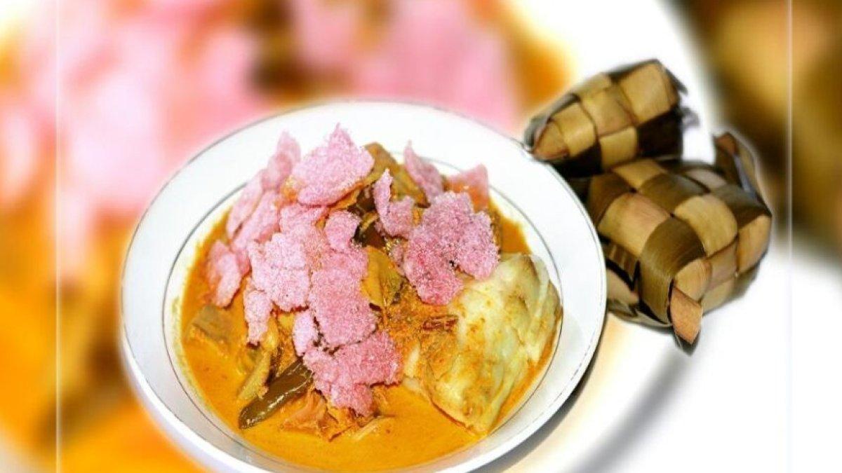Seporsi ketupat sayur di Katupek Pitalah Purus.