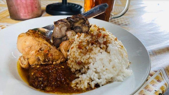 Pedasnya Rica Ayam Mbok Usrek, Sehari Ludes Ratusan Porsi hingga Habiskan Puluhan Kilo Cabai Rawit
