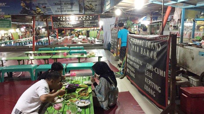 Wisatawan sedang menunggu pesanan seafood di Shopping Center Jepara, Jepara, Jawa Tengah, Minggu (9/6/2019).