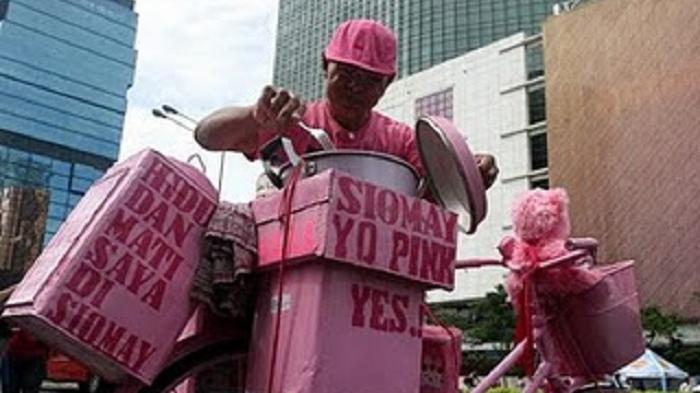 Siomay Yo Pink - Lagi Viral di Media, Kisah Mantan Miliarder Ini Bikin Miris, Siap-siap Nangis