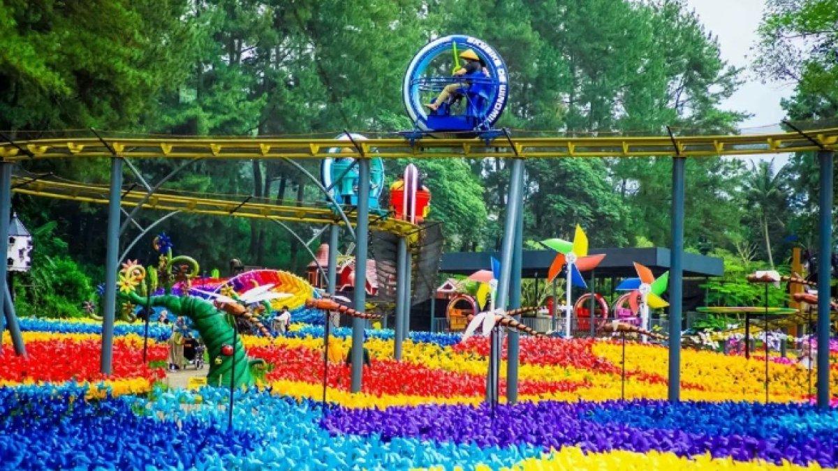 Wahana skybike di area De Windmillls di dalam area wisata Dairyland Farm Theme Park Puncak.