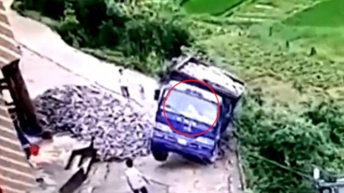 Begini Detik-detik Menegangkan Sopir Truk Selamatkan Diri dari Kendaraan Saat Terperosok ke Tebing