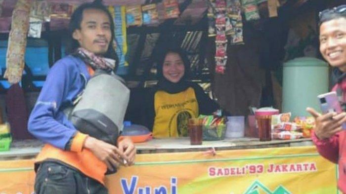 Viral di Medsos, Mahasiswi Cantik Asal Klaten Jualan di Warung Pos 3 Pendakian Gunung Lawu