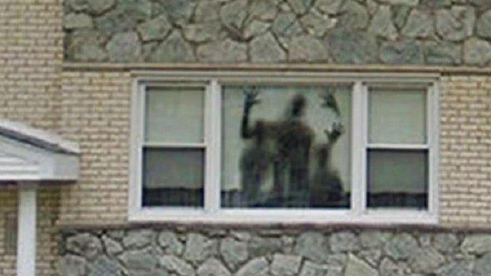 Viral di Medsos, Sosok Mengerikan di Balik Jendela Rumah Terekam Google Maps