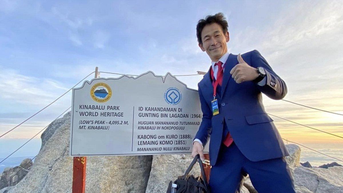Pakai Jas Buat Naik Gunung hingga Main Ski, Cara Unik Pria Jepang Promosi Brand Fashion