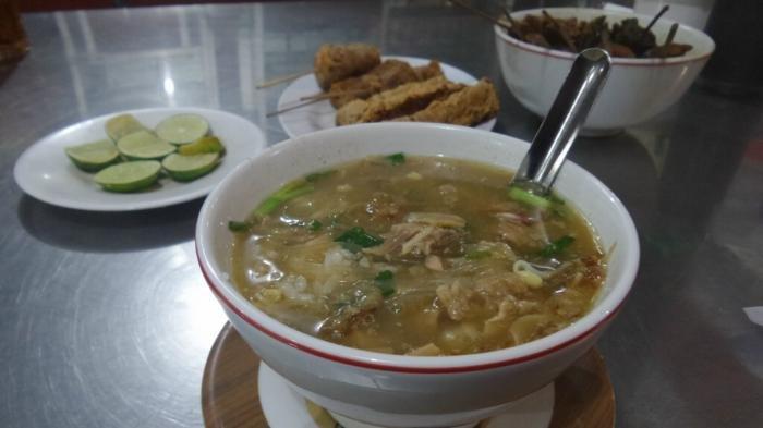 Semangkuk Soto Bangkong disuguhkan bersama lauk pelengkap