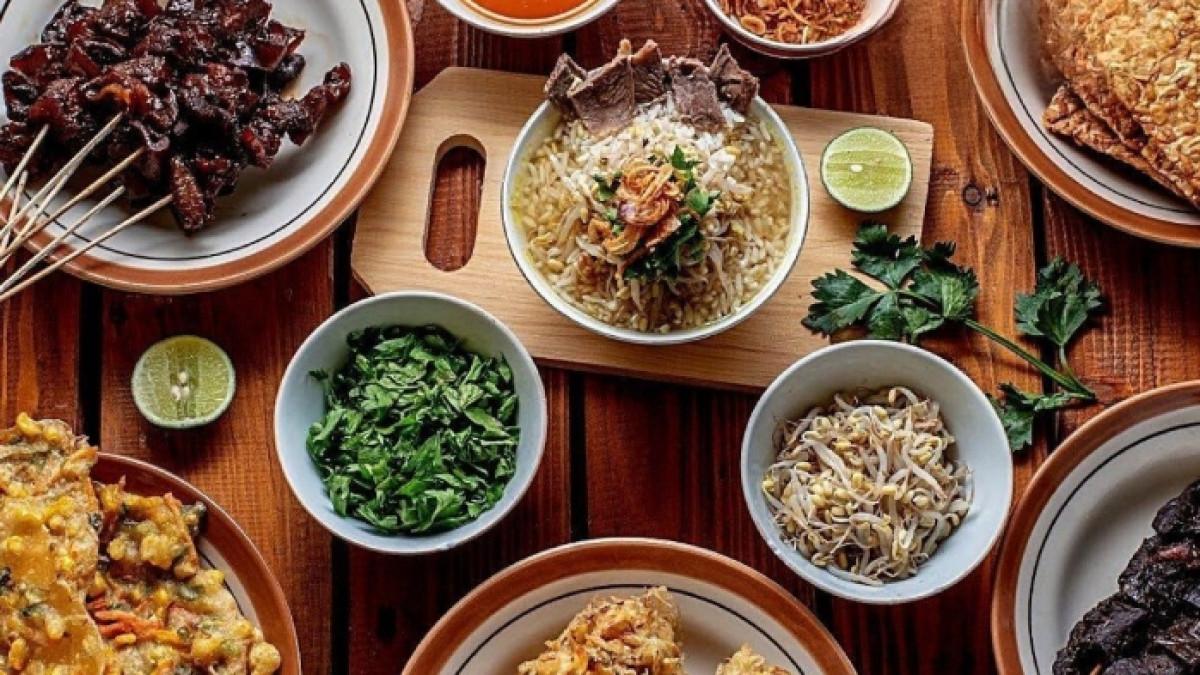 Seporsi menu soto di warung Soto Segeer Hj. Fatimah Pandanaran Boyolali, Jawa Tengah.