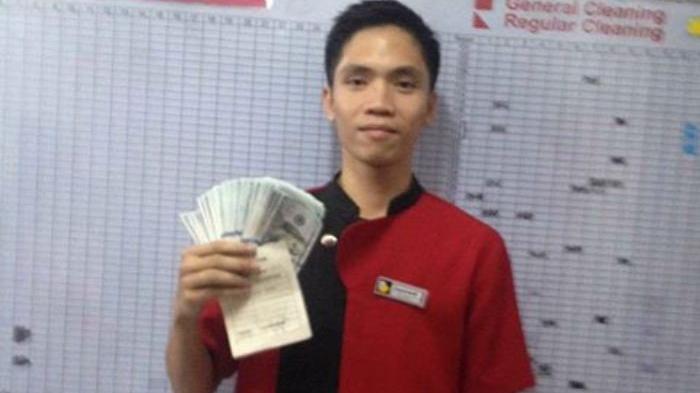 Membanggakan! Kembalikan Uang Tamu yang Tertinggal, Staf Hotel Ini Banjir Pujian dan Dapat Hadiah