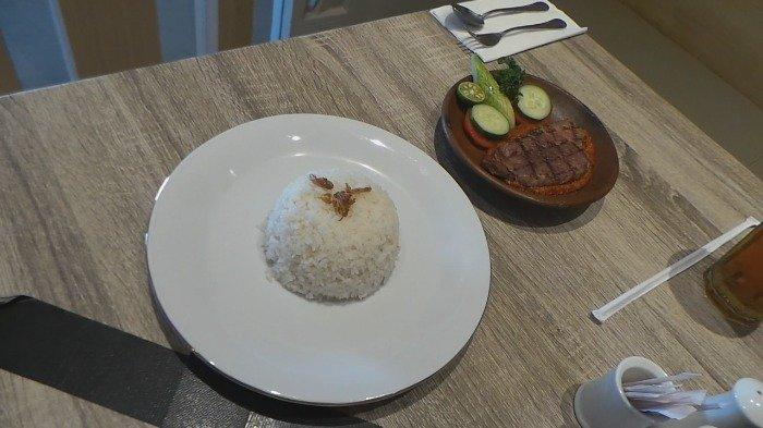 Di Bekasi, Ada Menu Steak Penyet yang Disajikan dengan Sambal dan Lalapan