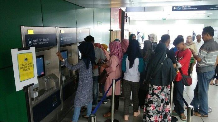 Dilarang Duduk di Lantai Stasiun MRT, Penumpang Minta Disediakan Bangku