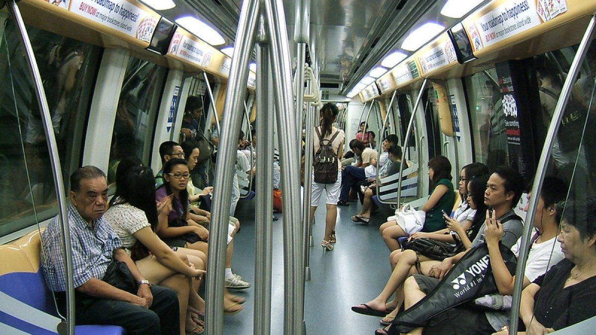 Suasana dalam MRT Singapura.