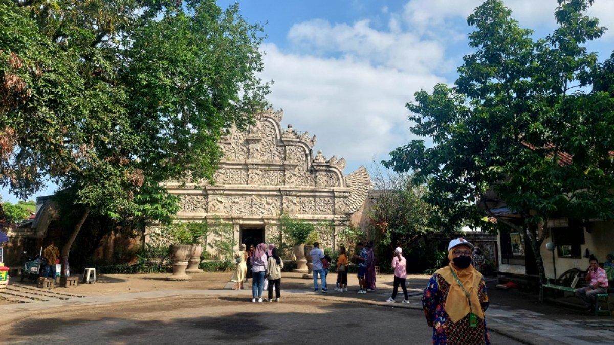 Suasana di Taman Sari, tempat wisata hits di Jogja buat liburan akhir pekan.