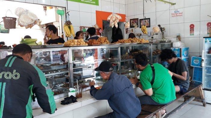 Mengunjungi Warteg Warmo, Tempat Makan Legendaris di Tebet Jakarta yang Ada Sejak 1969