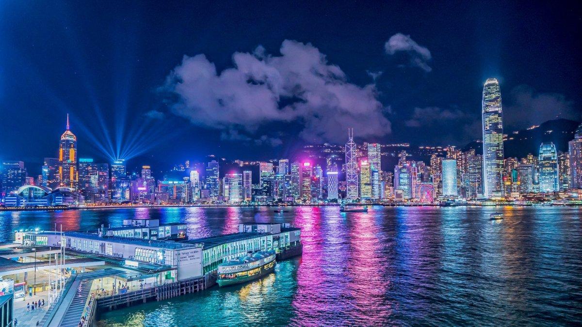 Suasana malam di Hong Kong.