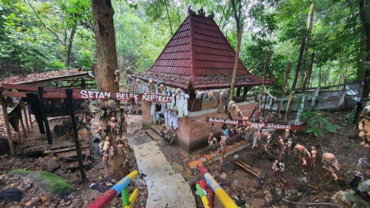 Suasana Museum Santet di obyek wisata Talaga Langit, Desa Sinarancang, Kecamatan Mundu, Kabupaten Cirebon, Jawa Barat, Minggu (22/1/2023).