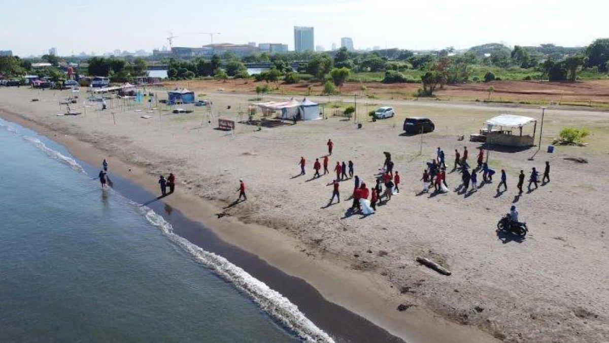 Suasana Pantai Indah Bosowa di Jl Metro tanjung Bunga, Makassar, Jumat (01/10/2021). Pantai dengan hamparan pasir ramai dikunjungi warga Makassar dan luar kota.