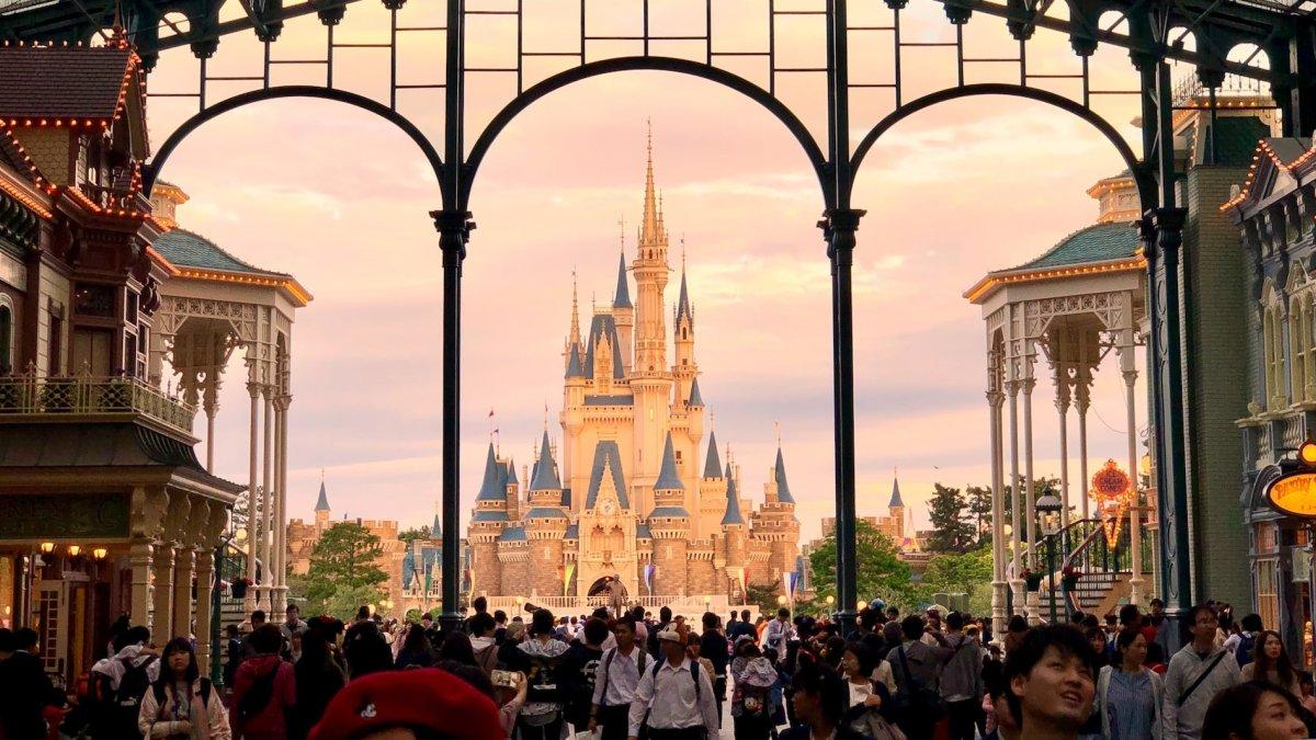 Suasana pengunjung di Tokyo Disneyland, salah satu tempat wisata hits di Jepang.