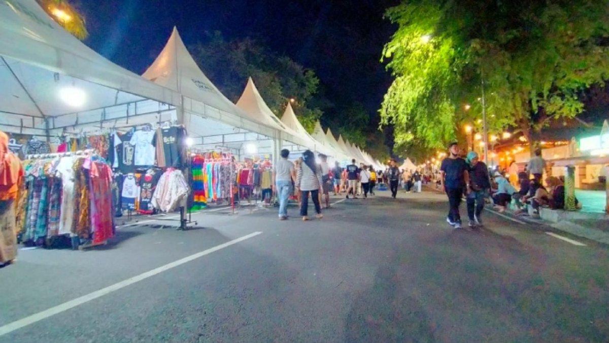 Suasana seru di Night Market Ngarsopuro Kecamatan Banjarsari, Solo, Jawa Tengah yang menawarkan aneka kuliner hingga oleh-oleh, Sabtu (11/3/2023).