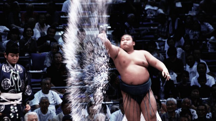 7 Tradisi Unik yang Cuma Bisa Ditemukan di Jepang, Termasuk Sumo Melempar Garam