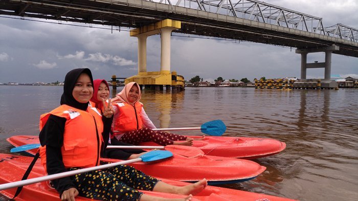 Wisata Kalimantan Barat - Menyusuri Sungai Kapuas di Pontianak, Sore Hari Sambil Naik Kano