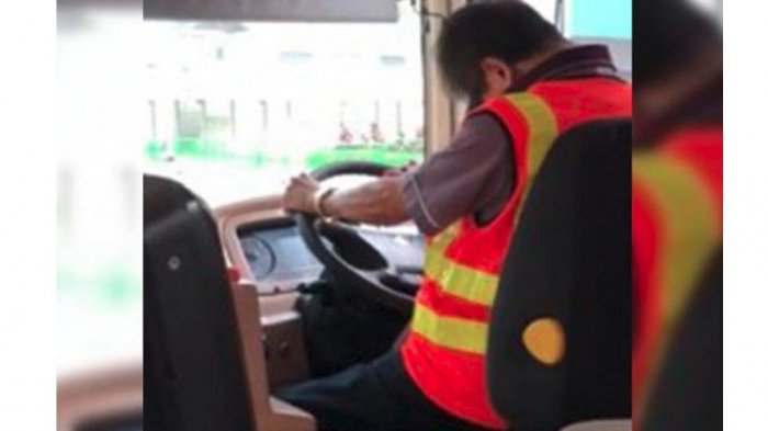 Dikira Tidur Saat Mengemudi, Supir Bus Bikin Penumpang Panik, Ternyata Ini yang Terjadi