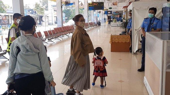 Susi Pudjiastuti Mudik Naik Pesawat Pribadi, Ajak Cucu ke Pangandaran