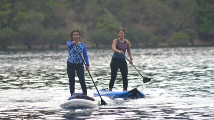 Menteri Susi Bermain Kano di Pulau Padamarang, Ini Pesannya untuk Nelayan di Kolaka