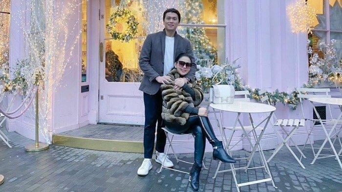Liburan Artis - Potret Syahrini dan Reino Barack Liburan Natal dan Tahun Baru 2020 di London