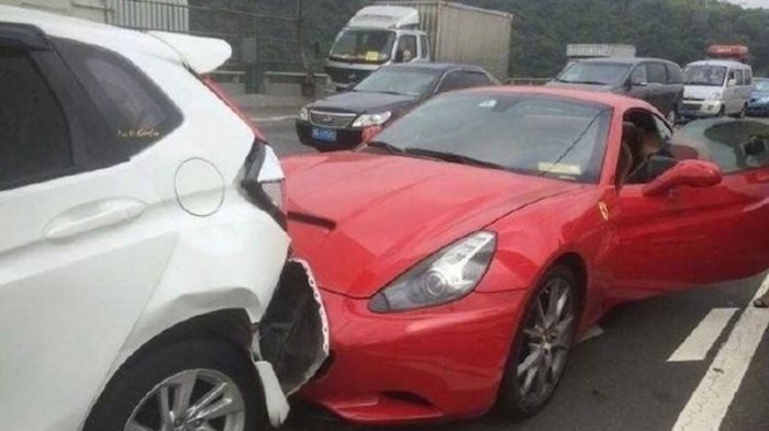 Ditabrak Sampai Mobilnya Rusak, Pengemudi Ini Tak Jadi Marah Setelah Melihat Sopir Mobil Penabraknya