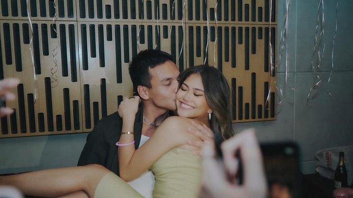Gaya Liburan Taj Belleza Pacar Jefri Nichol, Pernah Berpose di Puncak Pulau Padar