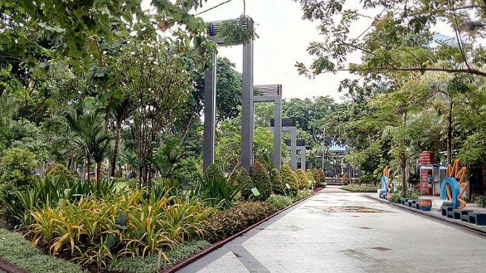 Taman Bungkul merupakan taman kebanggaan warga Surabaya karena telah menyandang gelar terbaik se Asia Tenggara