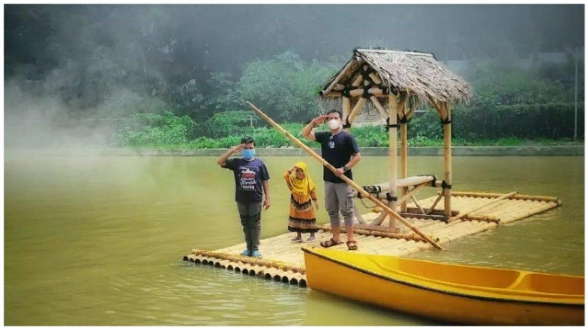 Pengunjung menikmati spot wahana Taman Herbal Insani Depok, jangal lupa simak harga tiket masuknya.