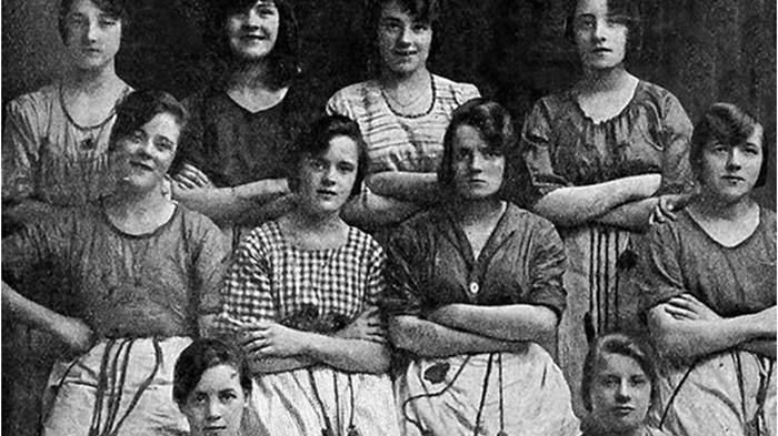 Awalnya Terlihat Biasa Sampai Disadari Ada Hal Misterius yang Juga Ikut Nampang di Foto Tua Ini