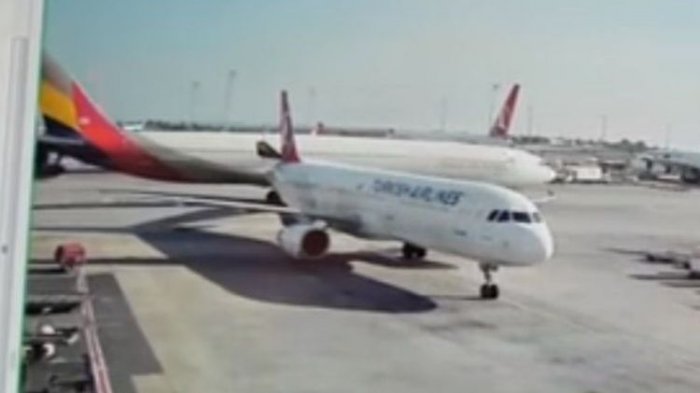 Mendarat Perlahan di Bandara Turki, Asiana Airlines Terekam Senggol Ekor Pesawat Lain Hingga Patah