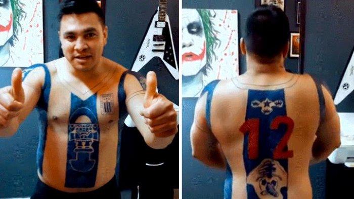 Penggemar Sepakbola Ini Menato Tubuhnya dengan Gambar Jersey Tim Favoritnya
