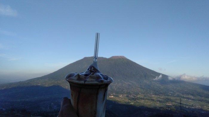Potret Gunung Singgalang dari kejauhan.