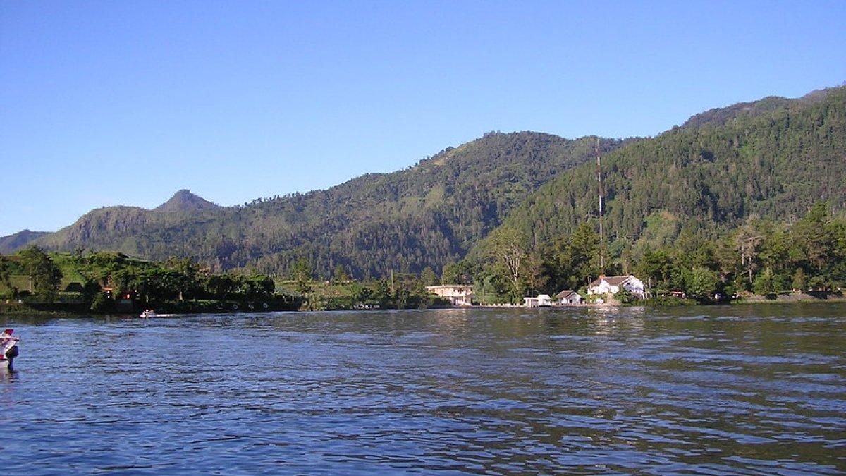 Telaga Sarangan di Magetan.