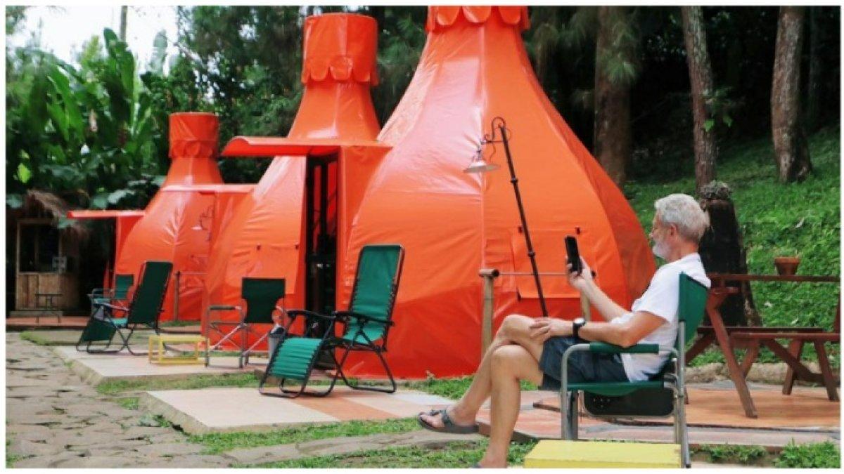 Pengunjung menikmati susana tempat wisata di Lembang yang lagi hits The Lodge Maribaya.