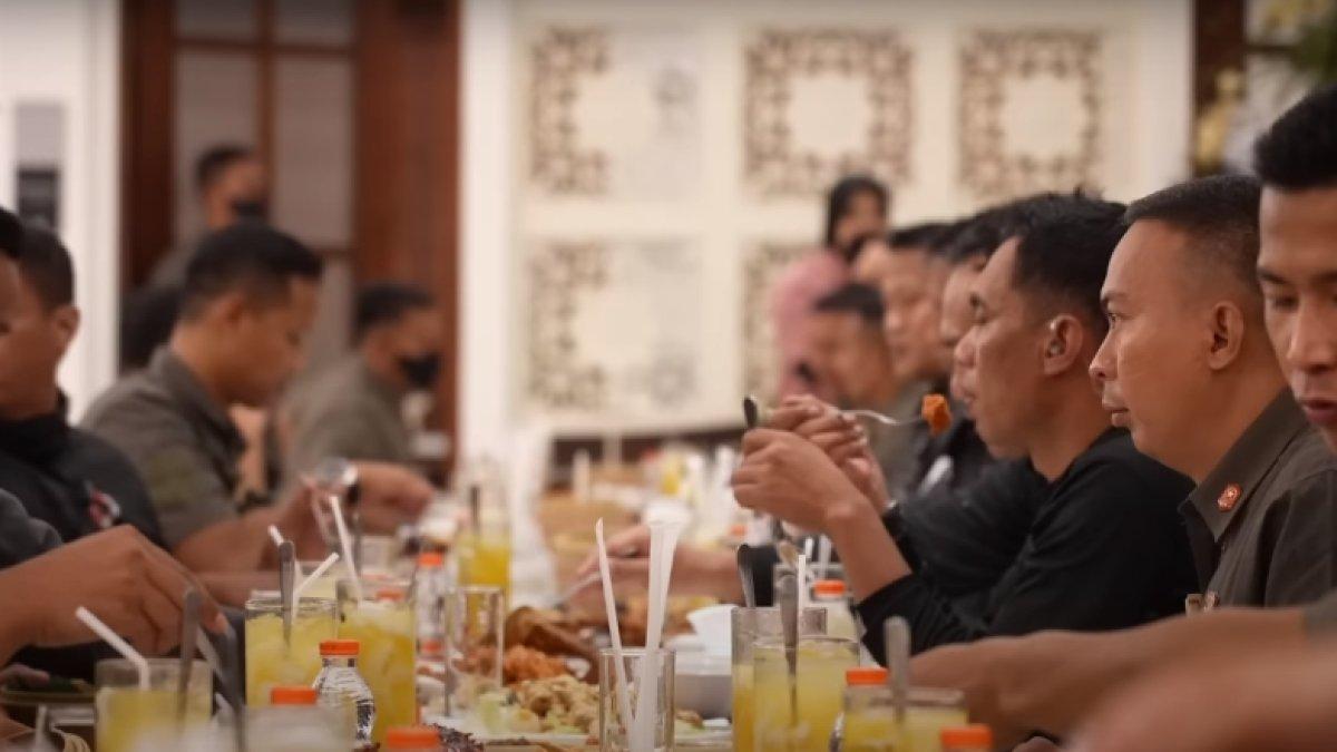 Saat Para Pengawal Presiden Makan Malam Bareng Jokowi dan Iriana, Merasa Haru & Ucap Rasa Syukur