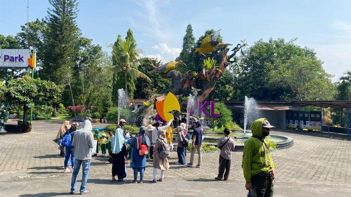 Sejumlah pengunjung berfoto dengan latar tulisan TKL Ecopark di Jalan Cempaka No.6, Kelurahan Kemirirejo, Kecamatan Magelang Tengah, Kota Magelang, Jawa Tengah, Selasa (21/6/2022). TKL Ecopark merupakan tempat wisata di Magelang yang cocok untuk wisata keluarga.