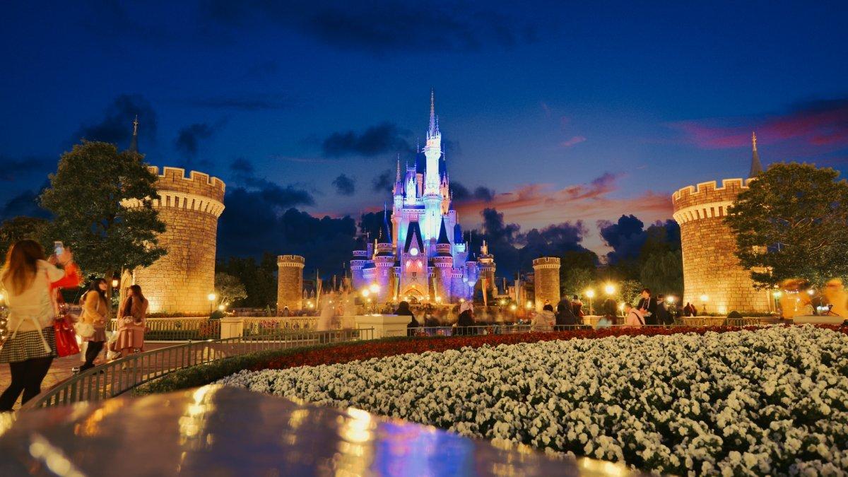 Tokyo Disneyland, satu tempat wisata hits di Jepang.