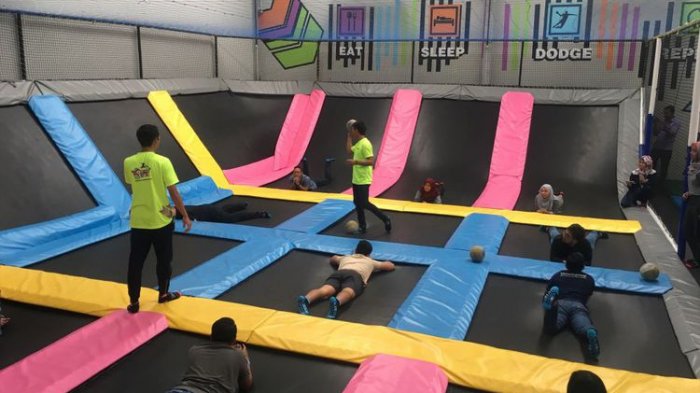 Tempat bermain trampoline dalam ruangan di Bounce Street Asia, Kelapa Gading, Jakarta Utara, Selasa (19/12/2017).