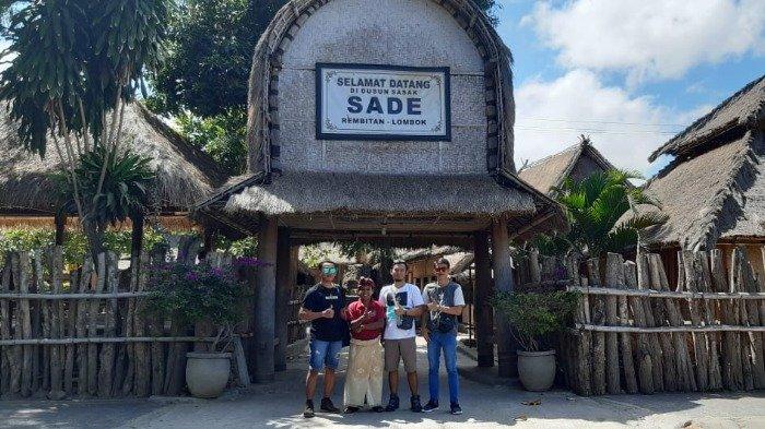 Traveler ketika liburan ke Desa Sade Lombok, Rabu (11/3/2020).