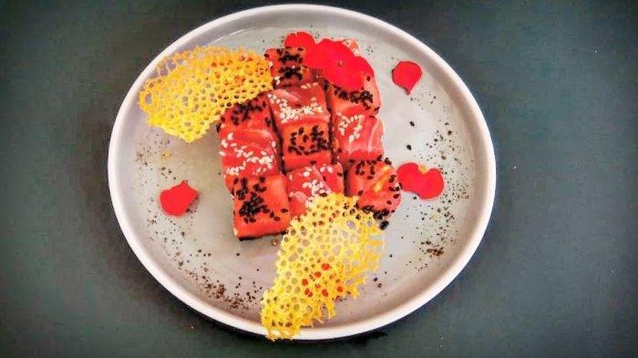 Menikmati Ikan Tuna dan Potongan Buah Semangka dalam Seporsi Tuna Tartare