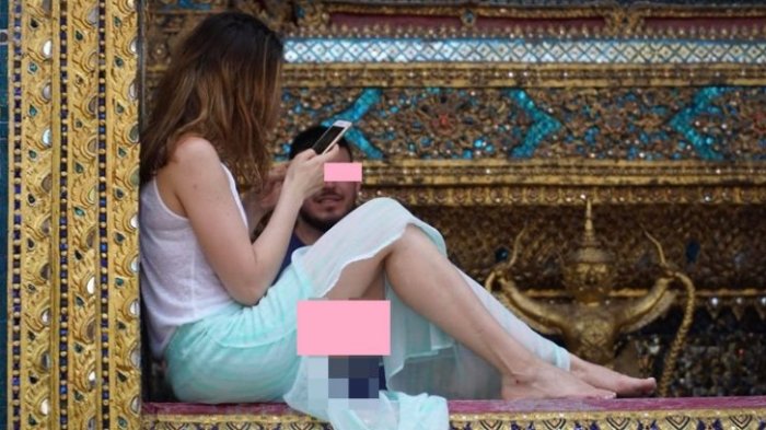 Tak Pedulikan Larangan, Turis Bule Ini Malah Asyik Foto di Atas Kuil Bangkok Sambil 'Pamerkan' Paha