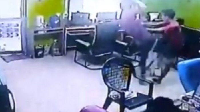 Bukannya Mengerikan, Kemunculan Ular Raksasa di Thailand Malah Jadi Adegan Komedi