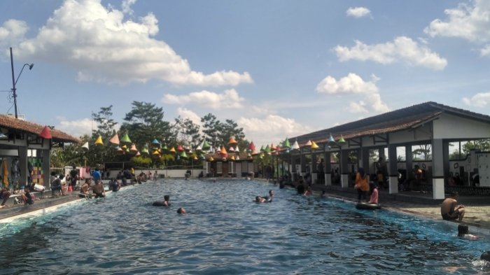 Pengunjung memadati kawasan pemandian Umbul Pluneng, Desa Pluneng, Kecamatan Kebonarum, Klaten, Minggu (28/10/2018).