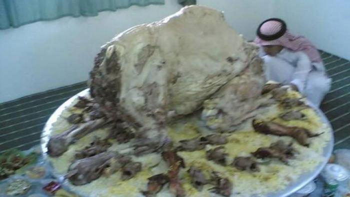 Turducken Unta - Busyet! Jadi Makanan Terbesar di Dunia, Begini Cara Masak Unta Utuh Ini