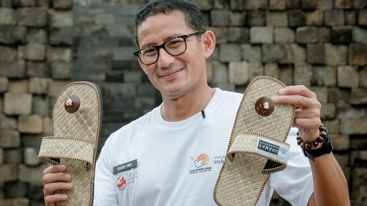 Mengenal Upanat, Sandal Khusus untuk Menaiki Struktur Candi Borobudur