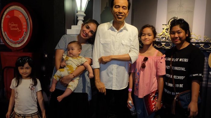 Foto Bareng Patung Jokowi, Penampilan Ussy Sulistiawaty Dikomentari Warganet,